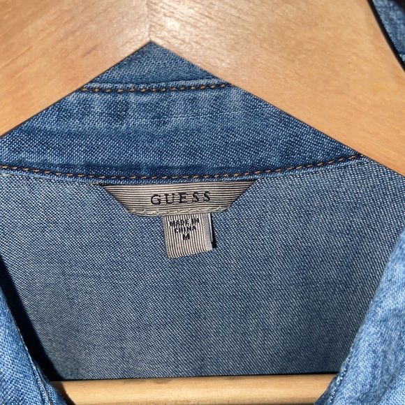 Guess jean button up, women’s size M - Picture 5 of 8